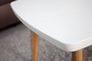 Nahaufnahme einer Tischplatte im Mid Century Modern Design