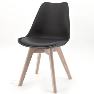 Stuhl mit Massivholzbeinen und Kunststoffschale