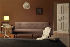 Braunes Sofa im Raum
