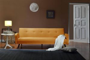 Orangenes Sofa im Raum